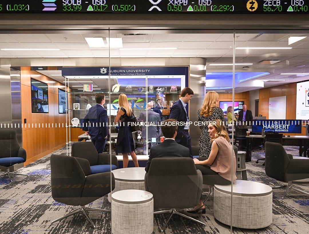 Students using the Harbert Investment Center