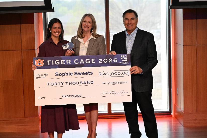 Presentation of the winning check