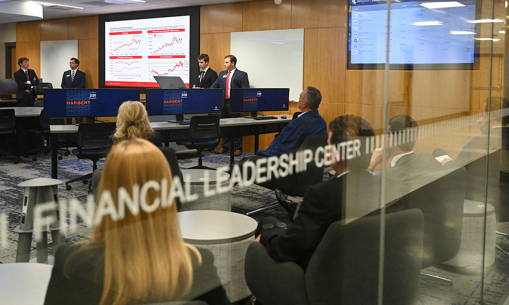 ASIF pitch Students making presentation in financial lab