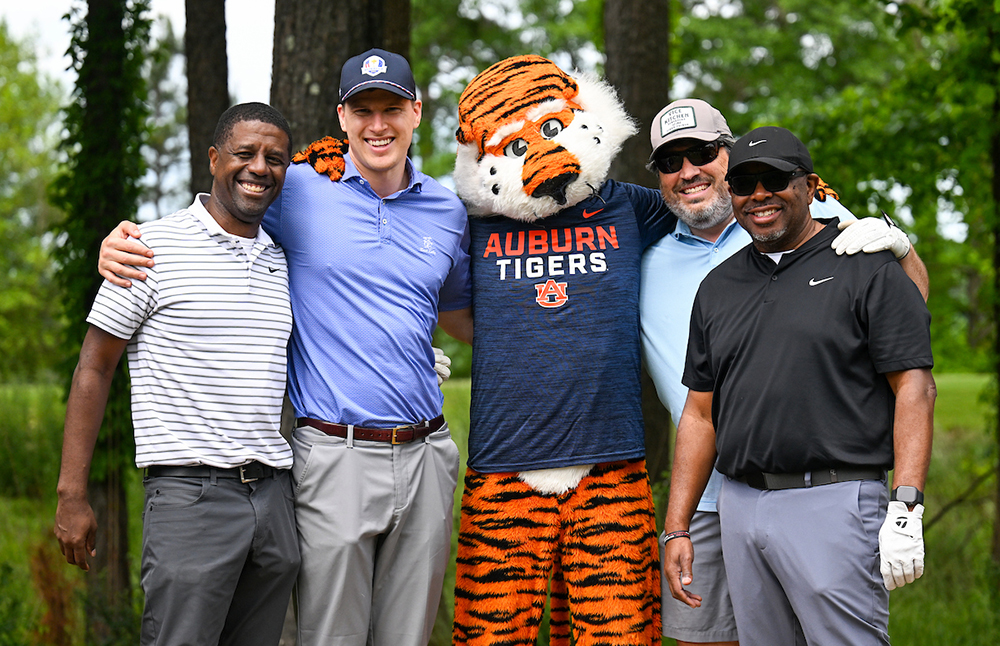 Aubie with golfers