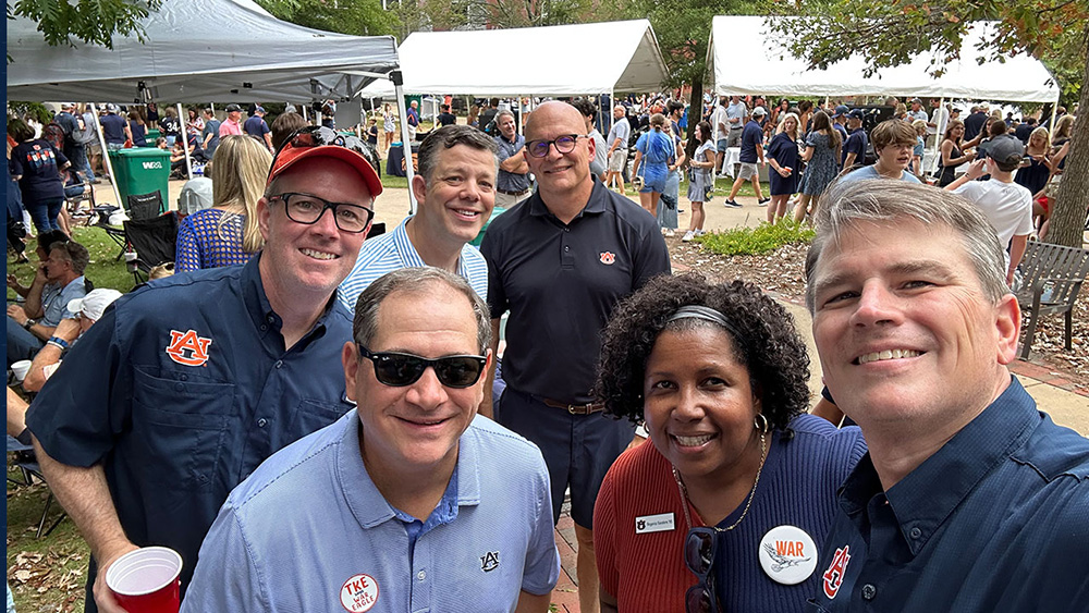 EY Auburn alumni Auburn alumni taking selfie