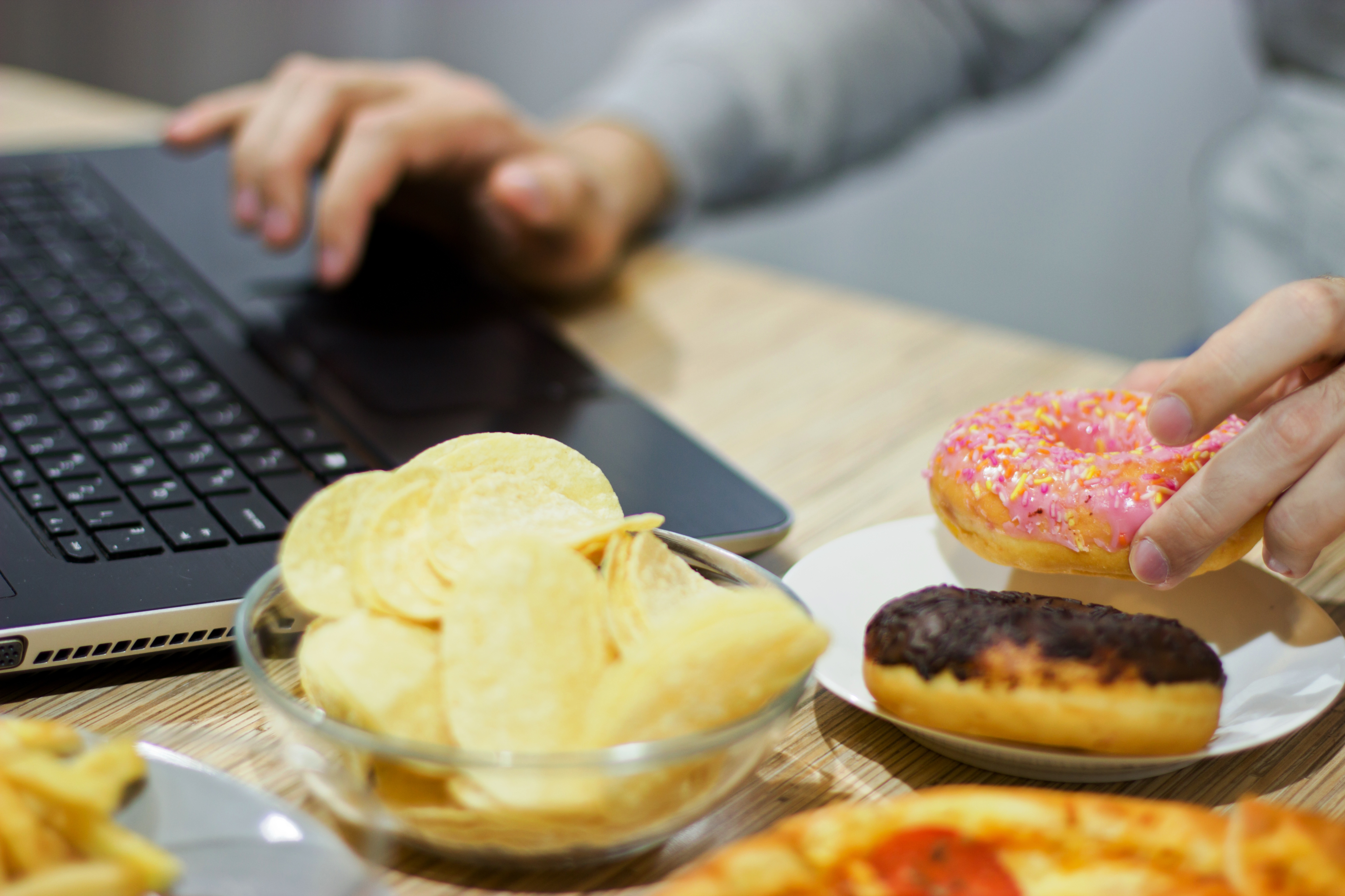 Eating your food. Неправильное питание. Нездоровый перекус. Неправильное питание и ожирение. Тяжелая еда.