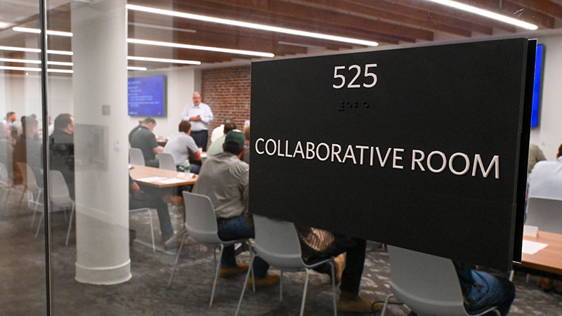 Collaborative room sign